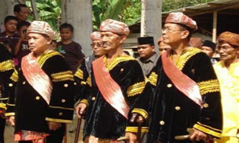 pakaian adat sumatera barat minangkabau