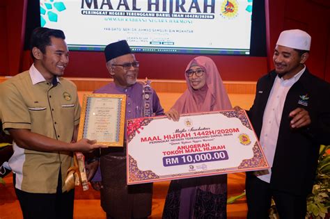 Bekas ketua menteri dan yang dipertua negeri sabah. Presiden Yayasan Amal Malaysia, Tokoh Maal Hijrah ...