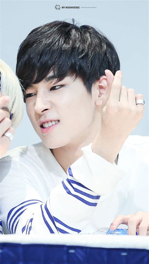 Throwing his head back against the headrest, wonwoo exhales through his nose sharply when you curve your fingertips to dig into his shaft as you. jeon wonwoo seventeen | Rapero, Hombres, Bailarín