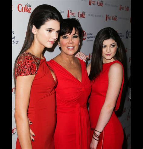 Vidéo Kris Jenner Et Ses Deux Filles Kendall Et Kylie Participent Au Défilé Red Dress