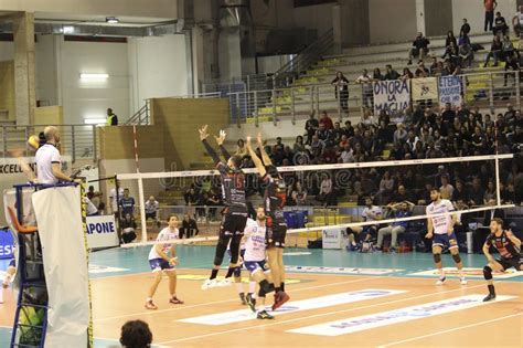 Juantorena and the functional training for volleyball. Voleibol: Bloco italiano imagem editorial. Imagem de macho ...