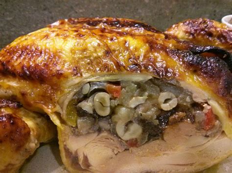 Una receta navideña aunque, en realidad puedes prepararla en cualquier época del año. Receta de pollo relleno al horno para navidad - Vacaciones ...