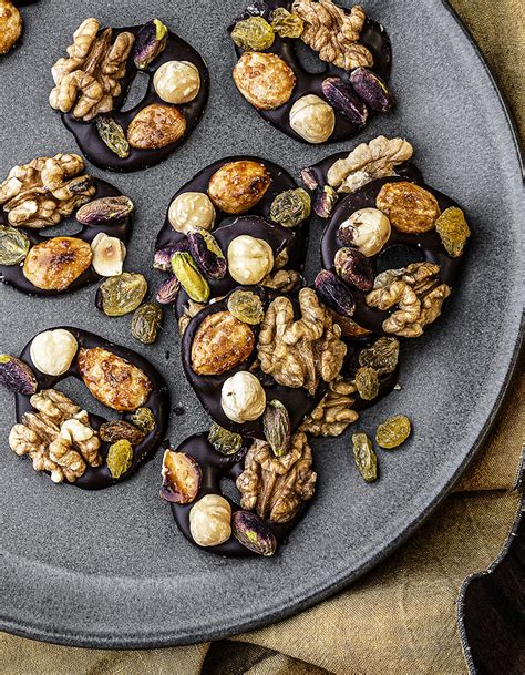 Mendiants au chocolat noir et fruits secs pour 10 personnes