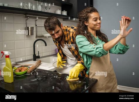 Una Joven Pareja Multiétnica Está Limpiando Su Cocina La Mujer Es
