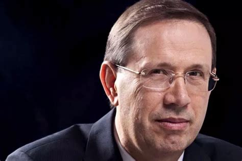É o fundador do grupo multi holding, detentora de 100% da rede mundo verde, líder da américa latina no segmento de produtos naturais. Carlos Wizard deixa Ministério da Saúde | Forbes Brasil