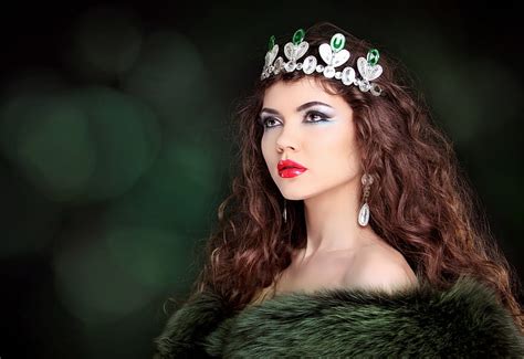 Beauty Green Girl Model Jewel Woman Fur Hd Wallpaper Peakpx