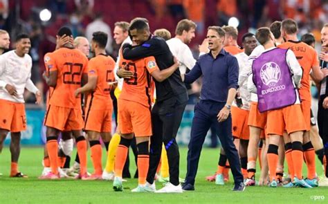 Bondscoach frank de boer heeft zijn opstelling van het nederlands elftal bekendgemaakt voor het oefenduel met georgië van vanavond (18.00 uur) in de grolsch veste. Buitenlandse media zien superieur Oranje · Mee met Oranje