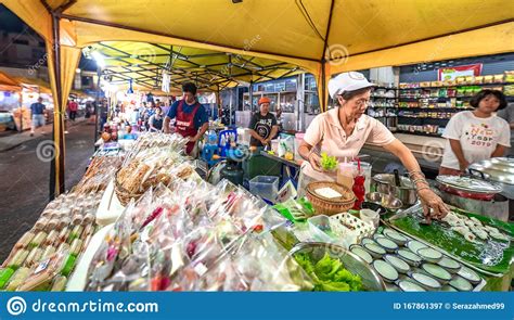 Our guests have the privilege to experience and uncover local delights by strolling the night market without traffic hassle. Krabi Town, Thailand - 23 November 2019: Een Lokale Vrouw ...
