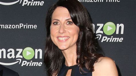 Mackenzie Bezos Worth Over 36 Billion Vows To Give Half Her Fortune To Charity Huffpost