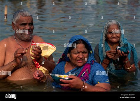 Indien Uttar Pradesh Allahabad Sangam Menschen Baden Am Zusammenfluss Der Flüsse Ganges Und