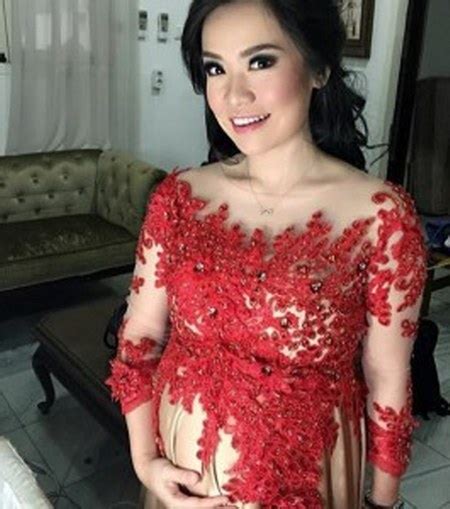 Sehingga anda direkomendasikan oleh dokter untuk mengonsumsi obat batuk untuk ibu hamil apotik. 17 Ide Kebaya Modern untuk Ibu Hamil - IdeModelBusana.com