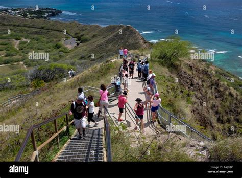 Randonneurs Sur Diamond Head Crater Trail à Honolulu Hawaï Photo Stock