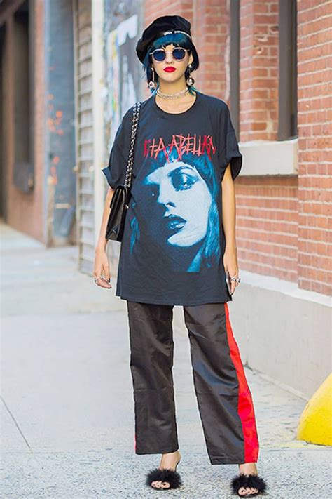 How To Wear An Oversized T Shirt With Leggings