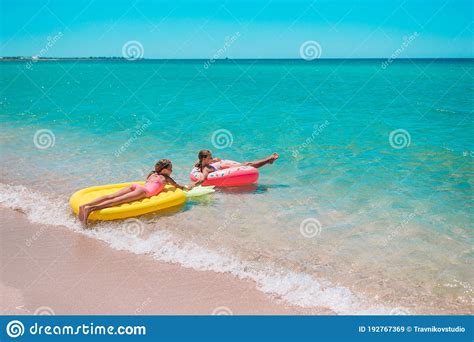 Niñas Que Se Divierten En La Playa Tropical Durante Las Vacaciones De Verano Jugando Juntas