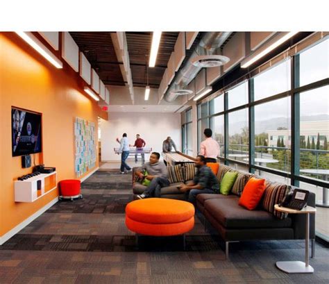 Para un desafío de habilidad total, intente hundir bolas de billar en un juego de billar. Las 20 mejores salas de juegos de oficinas del mundo ...