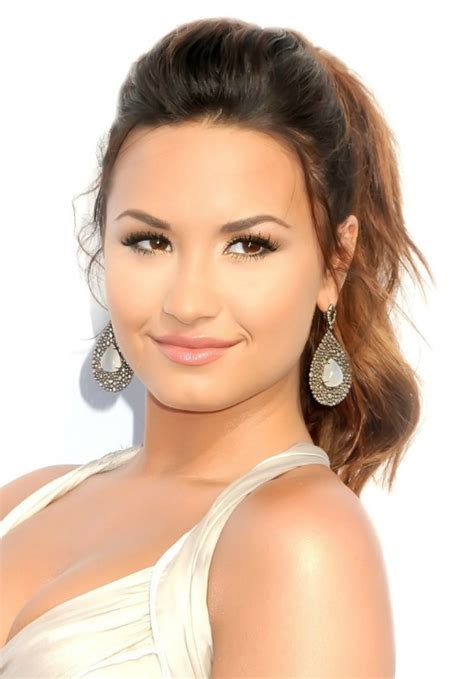 Her hair used to lengthen well past her shoulders and now it just hits over her shoulders and is an individual dark hue whereas it had rust coloured ends. Top 32 Demi Lovato's Hairstyles & Haircut Ideas For You To Try