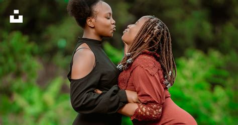 Foto Zum Thema Ein Paar Frauen Die Nebeneinander Stehen Kostenloses Bild Zu Lesbisches