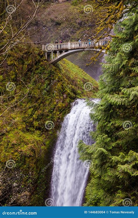 Oregon Usa April 17 2017 The Bridge Over Multnomah Falls With