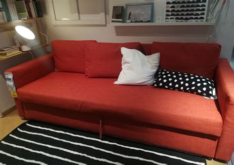 .peccato che al di la della fotografia non riesca a trovare in internet nessun negozio di arredemanto o mobilificio che abbia qualcosa di simile. Quale divano letto matrimoniale Ikea scegliere - ArredamiCasa.it