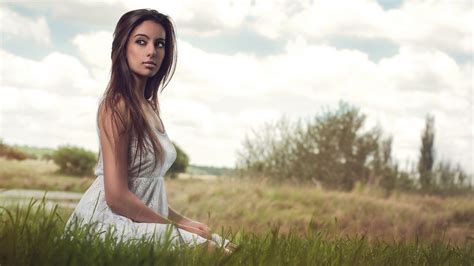 Girl in a white dress Wallpaper #2427
