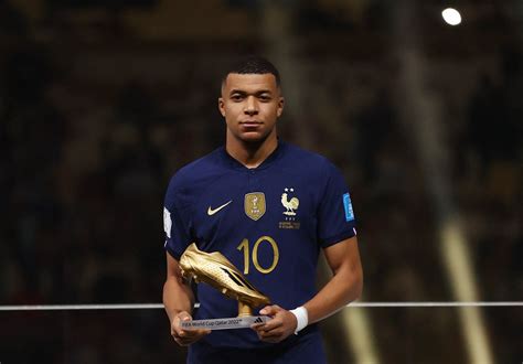 world cup golden boot 2022 who scored most goals at qatar 2022 as mbappe and messi score in