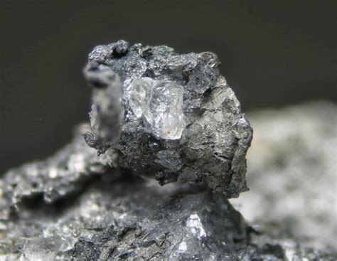 Los metales y no metales están representados en la tabla periódica. Metales no preciosos, en máximo de meses - Huella Minera