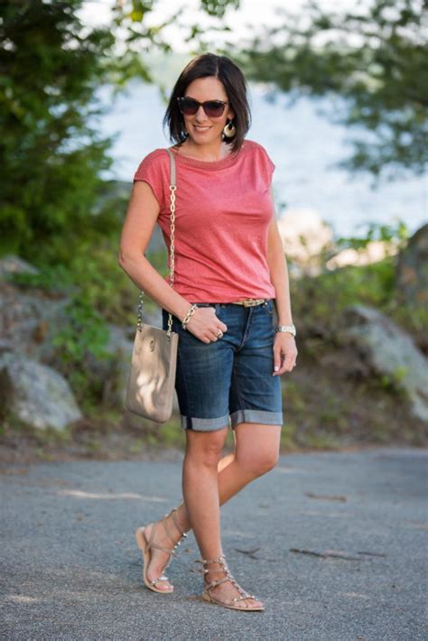 How To Wear Denim Bermuda Shorts How To Style Bermuda Shorts Short Outfits Bermuda Shorts Outfit