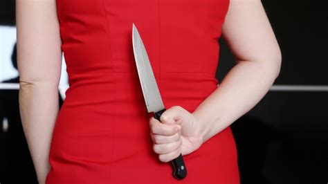 Задържаха жена наръгала съпруга си с нож при скандал