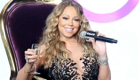Mariah Carey Nude Famous Pop Diva Suffers Nip Slip While In Hawaii