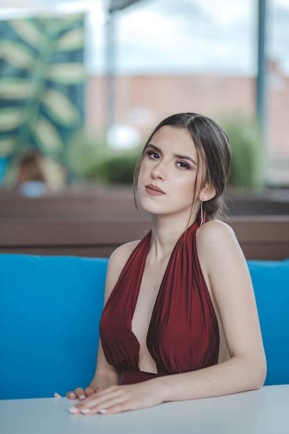 Belle Femme Caucasienne Sexy Dans Une Robe Dos Nu Rouge Assise Dans Un Café En Plein Air Photo