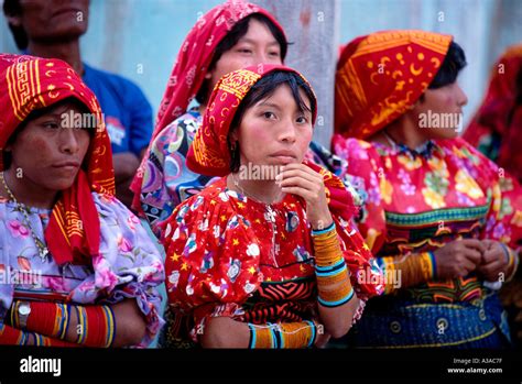 Coloridas Tribus Indígenas Kuna De San Blas Panamá Fotografía De Stock