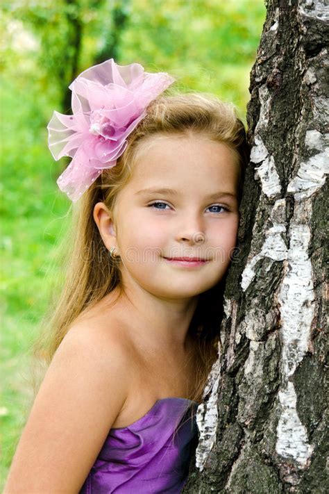 Verticale De Petite Fille Mignonne Dans La Robe De Princesse Photo