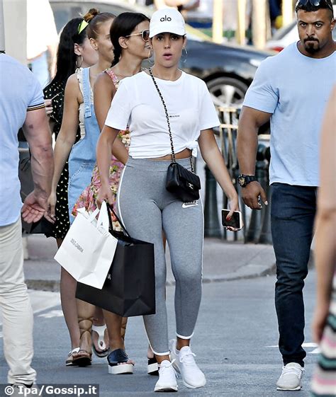 Cristiano ronaldo's girlfriend georgina rodriguez stuns in. Georgina Rodriguez, shopping in tuta e senza trucco in ...