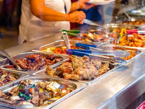 Los 5 peores platos que puedes comer en un buffet, según los expertos