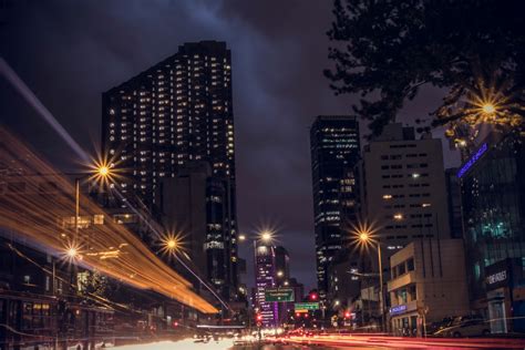 무료 이미지 빛 지평선 밤 시티 마천루 도시 풍경 도심 황혼 저녁 경계표 조명 가벼운 길 장시간 노출