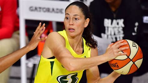 Why was sue bird wearing a mask? Sue Bird backs Megan Rapinoe on contrast between women's ...
