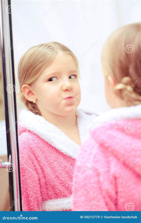 Милая маленькая девочка в ванной комнате Стоковое Изображение