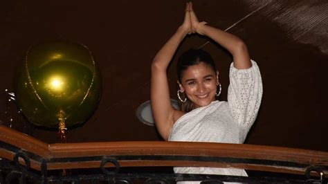 Alia Bhatt Does A Gangubai Kathiawadi Style Namaste During Sanjay Leela