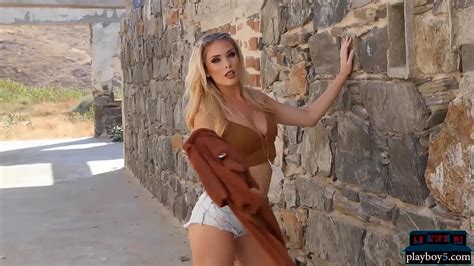 Gorgeous Blonde Model Takes Off Her Clothes And Looks Good Xnxx