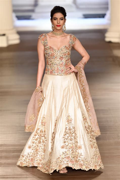 Pin By Priyanka Sanghvi On Divya Dresses Designer Bridal Lehenga