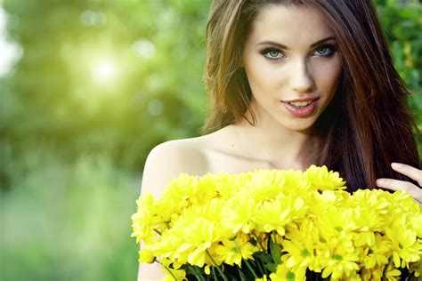 Молодая красивая девушка с букетом желтых хризантем обои для рабочего стола картинки фото