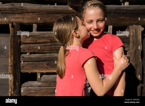 Niña Abrazando Y Besando A Su Hermana Fotografía De Stock Alamy