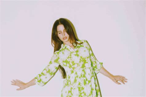 Lana Del Rey Publica “violet Bent Backwards Over The Grass”