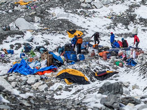 nepal earthquake leaves tough job for rescuers getting climbers off avalanche hit mount everest