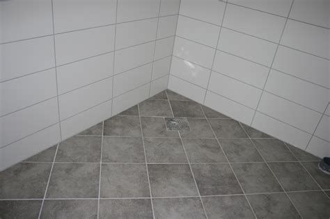 Et fint baderom må ikke bestå av fliser og steinmaterialer. Vi bygger Heggeli fra Hetlandhus : Fliser og maling