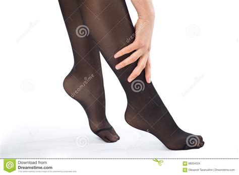 Ноги ` S женщины в колготках с рукой Стоковое Фото изображение насчитывающей