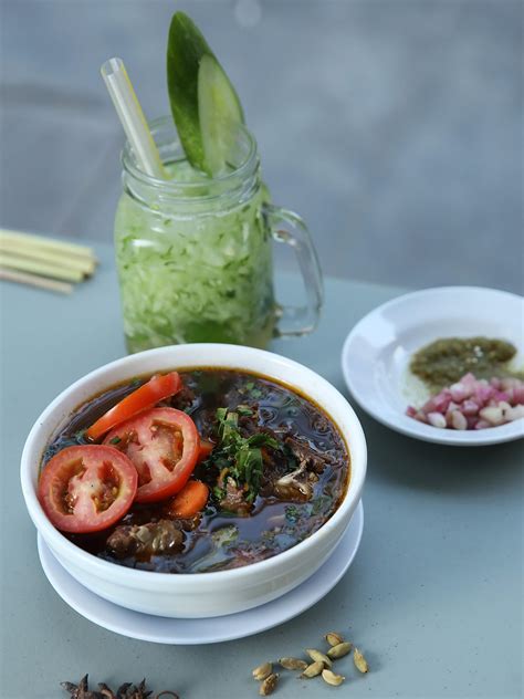 It is prepared with goat meat, tomato, celery, spring onion, ginger, candlenut and lime leaf, its broth is yellowish in colour. Sop Kambing Legendaris dari Medan Kini Hadir di Jakarta - Lifestyle Fimela.com