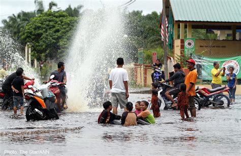 Thousands Evacuated As Floods Sweep Malaysia Malaysia News Asiaone