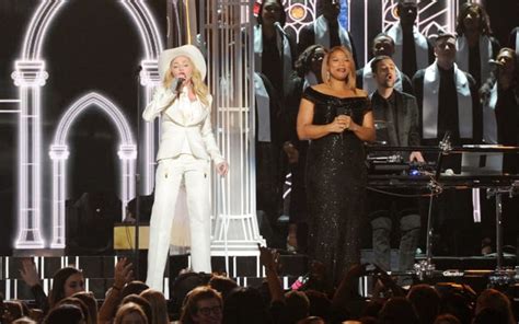 Grammys 2014 Queen Latifah Officiates Mass Wedding On Stage Parade Entertainment Recipes