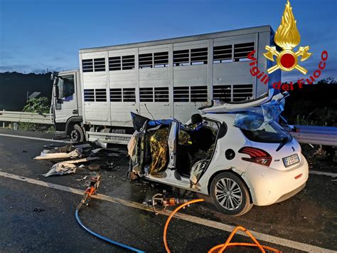 Tragico Incidente A Francofonte Morti Nello Scontro Tra Auto E Camion Giornale Di Sicilia